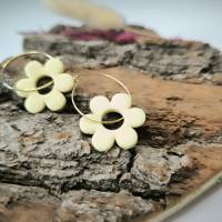 Creolen mit Blumenanhänger/ Ohrringe mit Blüten / handgefertigt aus Polymer Ton Bild 4