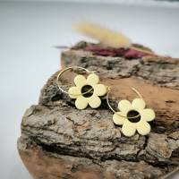 Creolen mit Blumenanhänger/ Ohrringe mit Blüten / handgefertigt aus Polymer Ton Bild 5