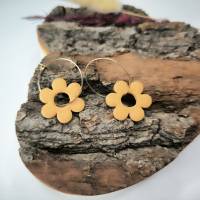 Creolen mit Blumenanhänger/ Ohrringe mit Blüten / handgefertigt aus Polymer Ton Bild 6