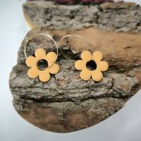Creolen mit Blumenanhänger/ Ohrringe mit Blüten / handgefertigt aus Polymer Ton Bild 7