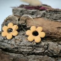 Creolen mit Blumenanhänger/ Ohrringe mit Blüten / handgefertigt aus Polymer Ton Bild 8