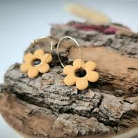 Creolen mit Blumenanhänger/ Ohrringe mit Blüten / handgefertigt aus Polymer Ton Bild 9