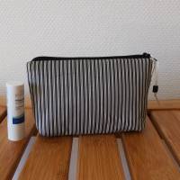 Kleine Kosmetiktasche für unterwegs Schminktäschchen aus Stoff waschbar und handbestickt Utensilo für die Handtasche Bild 3