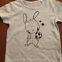 Personalisiertes Baby- und Kleinkinder-T-Shirt Fußball - dein Liebling in seinem eigenen Fußballtrikot Bild 2