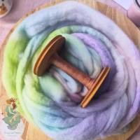 handgefärbter Kammzug aus extrafeiner Merinowolle in frühlingshaften Pastelltönen zum Handspinnen oder Filzen Bild 2