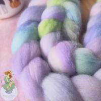 handgefärbter Kammzug aus extrafeiner Merinowolle in frühlingshaften Pastelltönen zum Handspinnen oder Filzen Bild 5