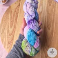 Handgefärbte Sockenwolle 4-fädig aus Schurwolle und Polyamid in frühlingshaften Farben zum Stricken oder Häkeln - 100g Bild 5