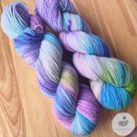 Handgefärbte Sockenwolle 4-fädig aus Schurwolle und Polyamid in frühlingshaften Farben zum Stricken oder Häkeln - 100g Bild 6