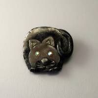 Brosche: Sitzende Katze - handgefertigt - schwarzes Fell mit silbrig-grau schimmernden Akzenten und glitzernden Augen Bild 1