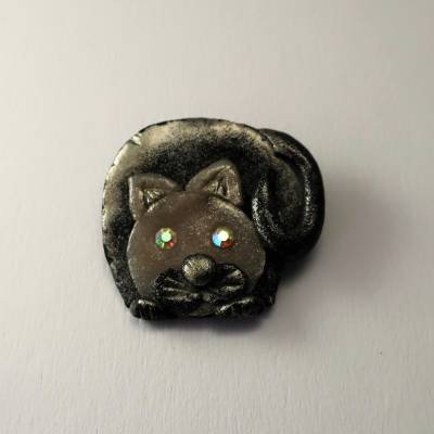 Brosche: Sitzende Katze - handgefertigt - schwarzes Fell mit silbrig-grau schimmernden Akzenten und glitzernden Augen