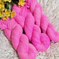 Basic Socks Neon Rosa handgefärbte Sockenwolle Bild 1