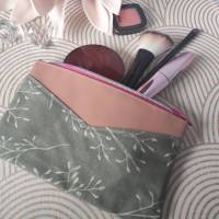 Handgefertigte Kosmetiktasche: Großer Blumenprint, Pinkes Wildlederimitat, Baumwollfutter - Alltagsbegleiter mit Stil Bild 5