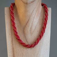 Schicke Glasperlenkette gehäkelt, rot + gold, 44 cm, Häkelkette, Halskette, Häkelschmuck, Perlenkette, Magnetverschluss Bild 1
