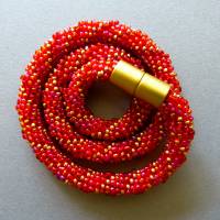 Schicke Glasperlenkette gehäkelt, rot + gold, 44 cm, Häkelkette, Halskette, Häkelschmuck, Perlenkette, Magnetverschluss Bild 2