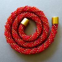 Schicke Glasperlenkette gehäkelt, rot + gold, 44 cm, Häkelkette, Halskette, Häkelschmuck, Perlenkette, Magnetverschluss Bild 3
