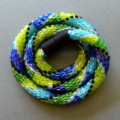 Glasperlenkette gehäkelt, bunte Rauten in blau + grün, 45 cm, Perlenkette, Glasperlenkette, Kette aus Rocailles