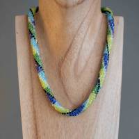 Glasperlenkette gehäkelt, bunte Rauten in blau + grün, 45 cm, Perlenkette, Glasperlenkette, Kette aus Rocailles Bild 2