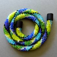 Glasperlenkette gehäkelt, bunte Rauten in blau + grün, 45 cm, Perlenkette, Glasperlenkette, Kette aus Rocailles Bild 3