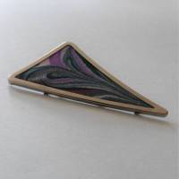 Extravagante Brosche in Form eines gebogenen Dreiecks, Seide bemalt in lila mit grün und grau, Metallrahmen silberfarben Bild 1