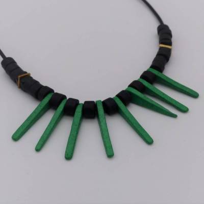 Halskette aus Keramikperlen, schwarz grün, 40 + 4 cm, feine Halskette mit Keramikperlen, Lederkette, Keramikschmuck
