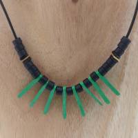 Halskette aus Keramikperlen, schwarz grün, 40 + 4 cm, feine Halskette mit Keramikperlen, Lederkette, Keramikschmuck Bild 2