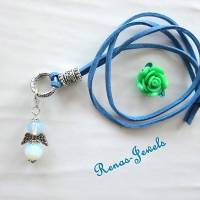 Schutzengelkette mit Opalglas Perlen Schutzengel Anhänger mittellang Engel Kette Veloursband blau weiß silberfarben Bild 1
