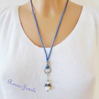 Schutzengelkette mit Opalglas Perlen Schutzengel Anhänger mittellang Engel Kette Veloursband blau weiß silberfarben Bild 2