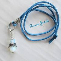 Schutzengelkette mit Opalglas Perlen Schutzengel Anhänger mittellang Engel Kette Veloursband blau weiß silberfarben Bild 3