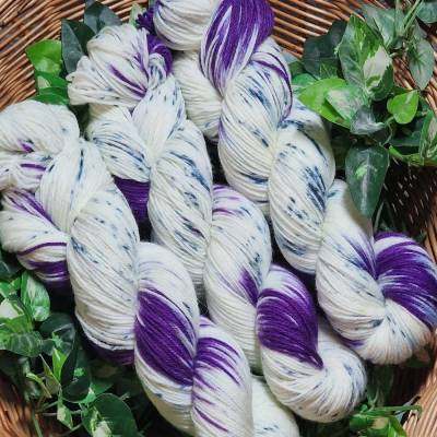 Merino High Twist Lilac in Snow handgefärbte Sockenwolle