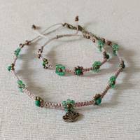 bezaubernder Makramee Schmuck, bestehend aus Choker Halsband und Armband mit Glas- und Metallperlen in Blütenform Bild 2