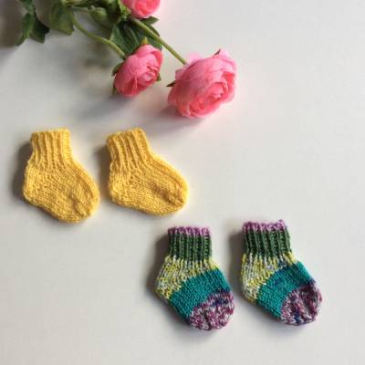 Geschenkidee Für Kinder: Puppensocken handgestrickt, 2 Paar 6 cm lang, Söckchen für Puppen, Puppenstrümpfe gelb und bunt