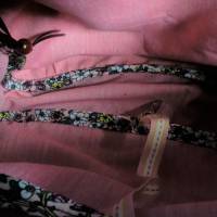 Umhängetasche aus echtem Leder in bordeauxrot mit breitem Träger aus Retro-Webband mit floralem Muster Bild 6
