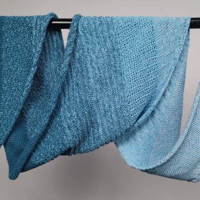 Handgestrickter Schal mit Farbverlauf und Mustermix in türkis bis petrol Tönen