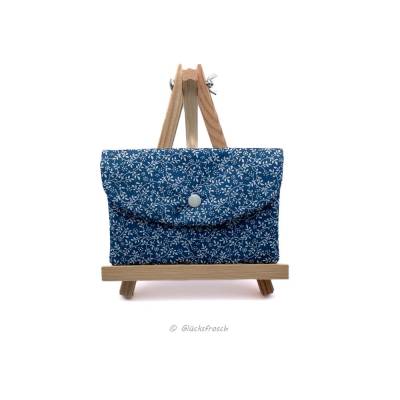 Beautybag, Kosmetiktasche, Briefumschlag,  aus blauem Dirndlstoff mit weißen Blumenranken