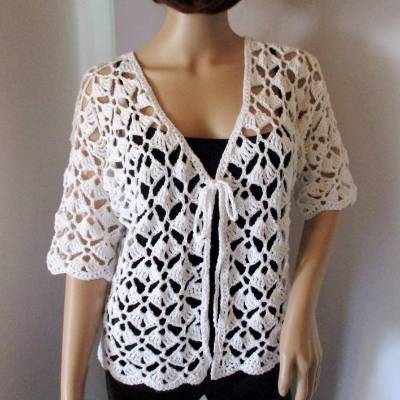 Häkeljacke mit hübschem Muster in Weiß, Sommerjacke aus Baumwolle mit Leinen und Viskose, Bolero 