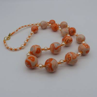 Halskette, weiss apricot orange, 75 cm lang, große Perlen aus PolymerClay + Glaswachsperlen, Fimoperlen, Karbiner