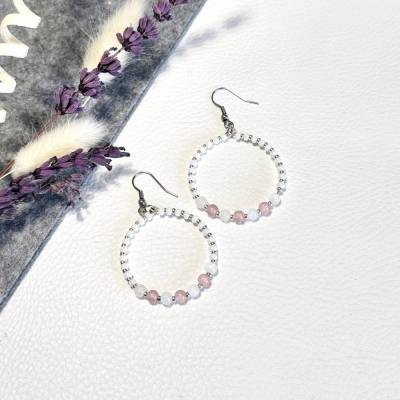 weiße Boho Sommerohrringe, Creolen mit Perlen, einfache Ohrringe rund rosa, schlichter Schmuck aus Glasperlen