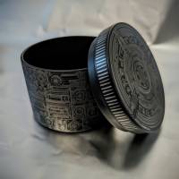 Metallbox mit individueller Gravur - Schwarze Runddose - Personalisiertes Geschenk für Technik-Kunstliebhaber Bild 1
