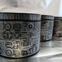 Metallbox mit individueller Gravur - Schwarze Runddose - Personalisiertes Geschenk für Technik-Kunstliebhaber Bild 2
