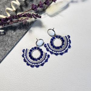 Blaue Ohrringe gefädelt, Fächer Ohrringe, halbrunde Statementohrringe aus Glasperlen, Ibiza Schmuck Bild 6