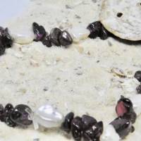 Armband aus echten Keshi-Perlen mit Granat Bild 3