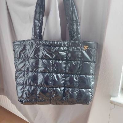 Einkaufstasche, leichte und geräumige Tasche, praktische schwarze Tasche aus gestepptem Stoff mit Metallbroschenverzieru