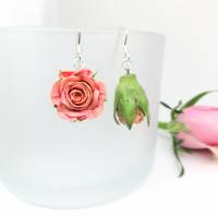 Rosen Ohrringe Rosa, Kleine Blumenohrringe, Blütenknospen Ohrringe, Geschenk für Blumenliebhaber, Botanische Ohrringe Bild 1
