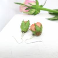 Rosen Ohrringe Rosa, Kleine Blumenohrringe, Blütenknospen Ohrringe, Geschenk für Blumenliebhaber, Botanische Ohrringe Bild 3
