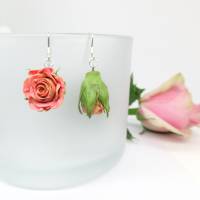 Rosen Ohrringe Rosa, Kleine Blumenohrringe, Blütenknospen Ohrringe, Geschenk für Blumenliebhaber, Botanische Ohrringe Bild 6