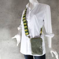 Handy-Gürteltäschchen aus echtem Leder in olivgrün, mit abnehmbaren breiten Gurtband im Retro-Stil Bild 1