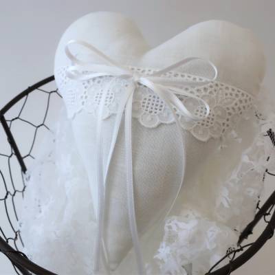Herz aus Baumwolle weißes Herz Deko mit weißer Spitze perfekt für Vintage Shabby Chic modernes Wohnen mit Flair