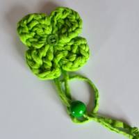 Lesezeichen Kleeblatt (hellgrün) aus Textilgarn gehäkelt mit angenähtem Knopf u. grüner Holzperle Bild 1
