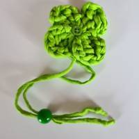Lesezeichen Kleeblatt (hellgrün) aus Textilgarn gehäkelt mit angenähtem Knopf u. grüner Holzperle Bild 2
