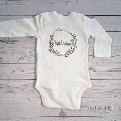 Baby Body mit Wunschnamen bestickt - personalisierter Babybody - Babygeschenk zur Geburt 